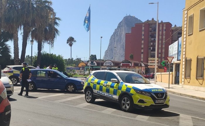 La Línea reparte 2.000 botellas para desinfectar el pipí de los perros en  las calles