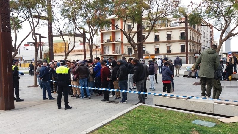 El consulado está acordonado por la Policía