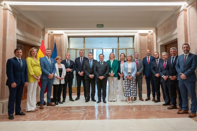 Reunión de alcaldes de la comarca con el ministro de Exteriores