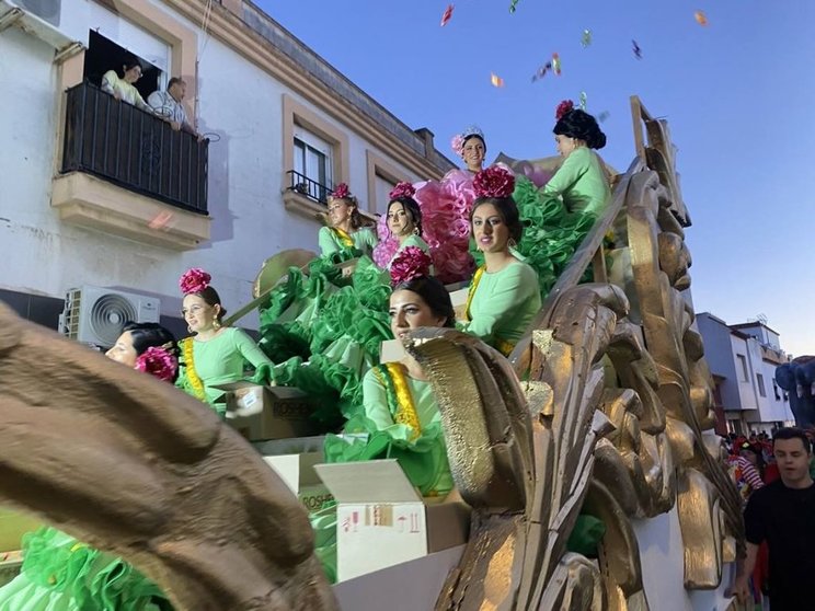 Carroza con la Reina y Damas juveniles de la Feria de Los Barrios 2024