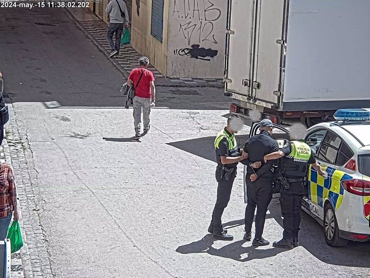 Imagen de las cámaras de viodevigilancia que grabaron la detención de un hombre acusado de agredir a un policía local de Algeciras cuando la grúa retiraba su coche - AYUNTAMIENTO DE ALGECIRAS
