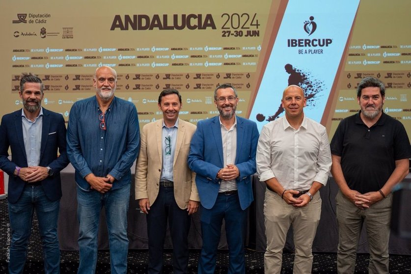 Foto de familia de la presentación de la Ibercup Andalucía 2024 en La Línea de la Concepción. - IBERCUP ANDALUCÍA