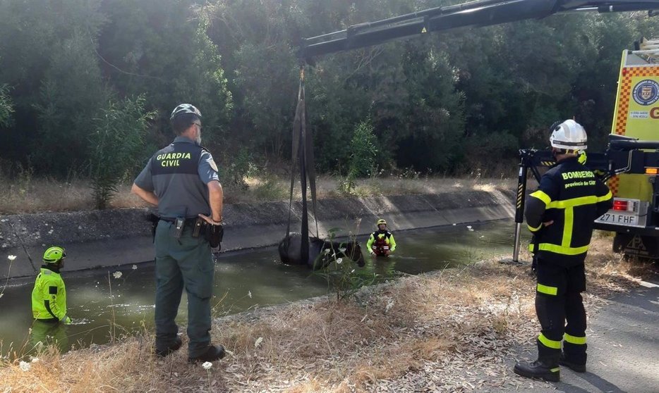 Bomberos y Guardia Civil en el rescate de una yegua atrapada en un canal de agua en San Roque. - GUARDIA CIVIL