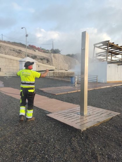 Limpieza del acceso a la playa del Tarajal