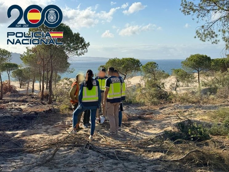 Agentes de la Policía Nacional junto a uno de los trabajadores de la empresa fraudulenta. - POLICÍA NACIONAL