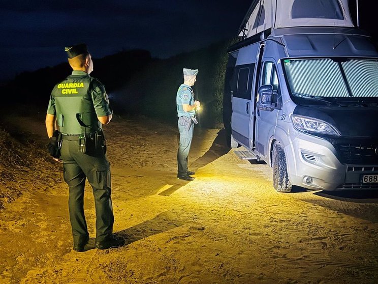 Agentes de la Guardia Civil junto a una de las autocaravanas desalojadas en Tarifa - GUARDIA CIVIL